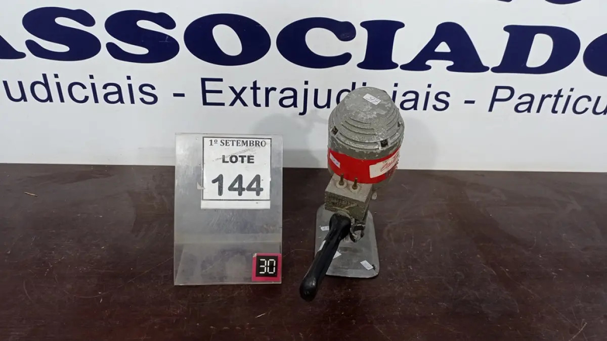 01 MÁQUINA DE CORTAR TECIDO. (NO ESTADO) ATENÇÃO! FAZER A VISITAÇÃO ANTES DE ARREMATAR, NÃO SABEMOS SE FUNCIONA, LEILÃO NÃO TEM GARANTIA E NEM DEVOLUÇÃO, SUJEITO A POSSÍVEIS AVARIAS VISÍVEIS/OCULTAS E/OU AUSÊNCIA DE COMPONENTES.
