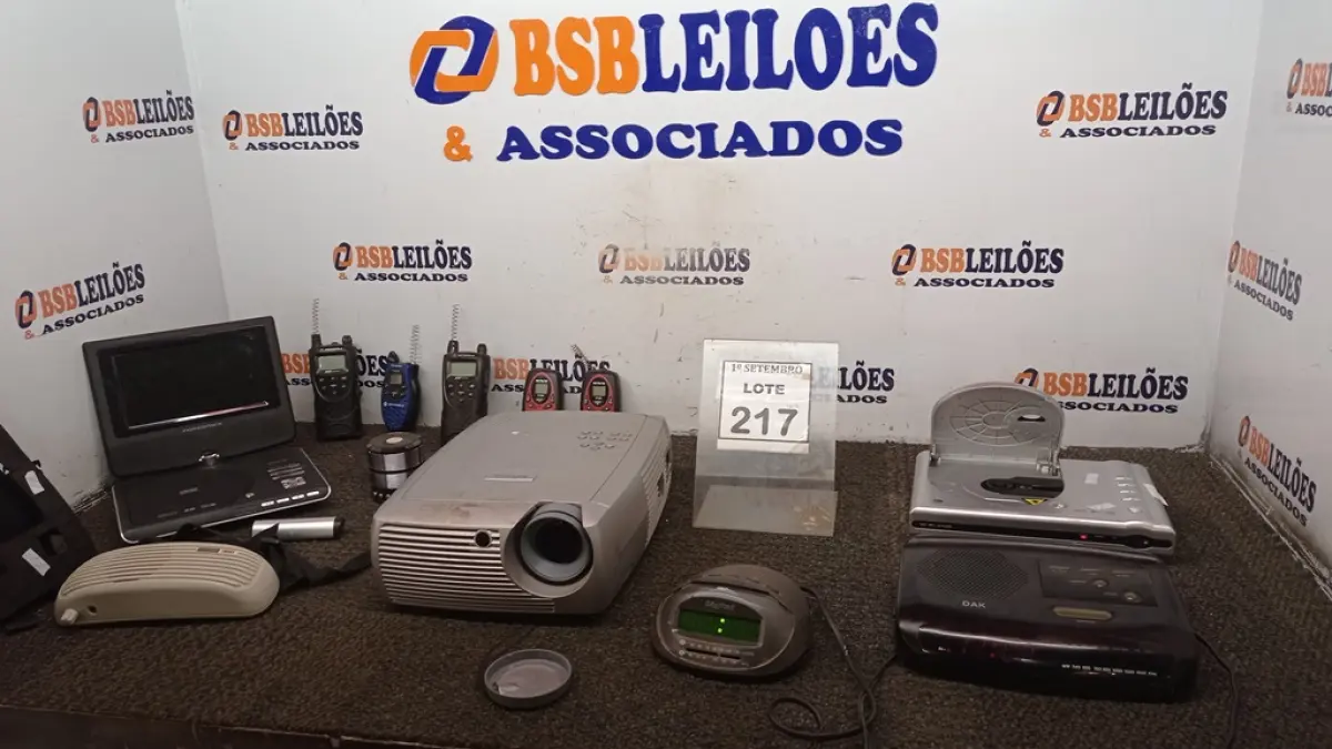 01 DVD PORTÁTIL MARCA POWERPACK, 01 PROJETOR MULTIMIDIA MODELO SCREEN PLAY 4805 MARCA INFOCUS 05 RÁDIOS COMUNICADORES, 02 RELÓGIOS/RADIO, 02 CAIXINHAS DE SOM E 01 AMPLIFICADOR DE VOZ INCOMPLETO E 01 APARELHO DE DVD. (NO ESTADO) ATENÇÃO! FAZER A VISITAÇÃO ANTES DE ARREMATAR, NÃO SABEMOS SE FUNCIONA, LEILÃO NÃO TEM GARANTIA E NEM DEVOLUÇÃO, SUJEITO A POSSÍVEIS AVARIAS VISÍVEIS/OCULTAS E/OU AUSÊNCIA DE COMPONENTES