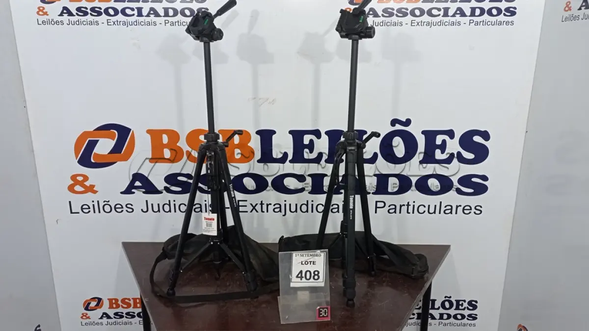 LOTE 408 - 02 TRIPÉS PARA CÂMERAS MARCA TOMATE. (NO ESTADO) ATENÇÃO! FAZER A VISITAÇÃO ANTES DE ARREMATAR, NÃO SABEMOS SE FUNCIONA, LEILÃO NÃO TEM GARANTIA E NEM DEVOLUÇÃO, SUJEITO A POSSÍVEIS AVARIAS VISÍVEIS/OCULTAS E/OU AUSÊNCIA DE COMPONENTES.