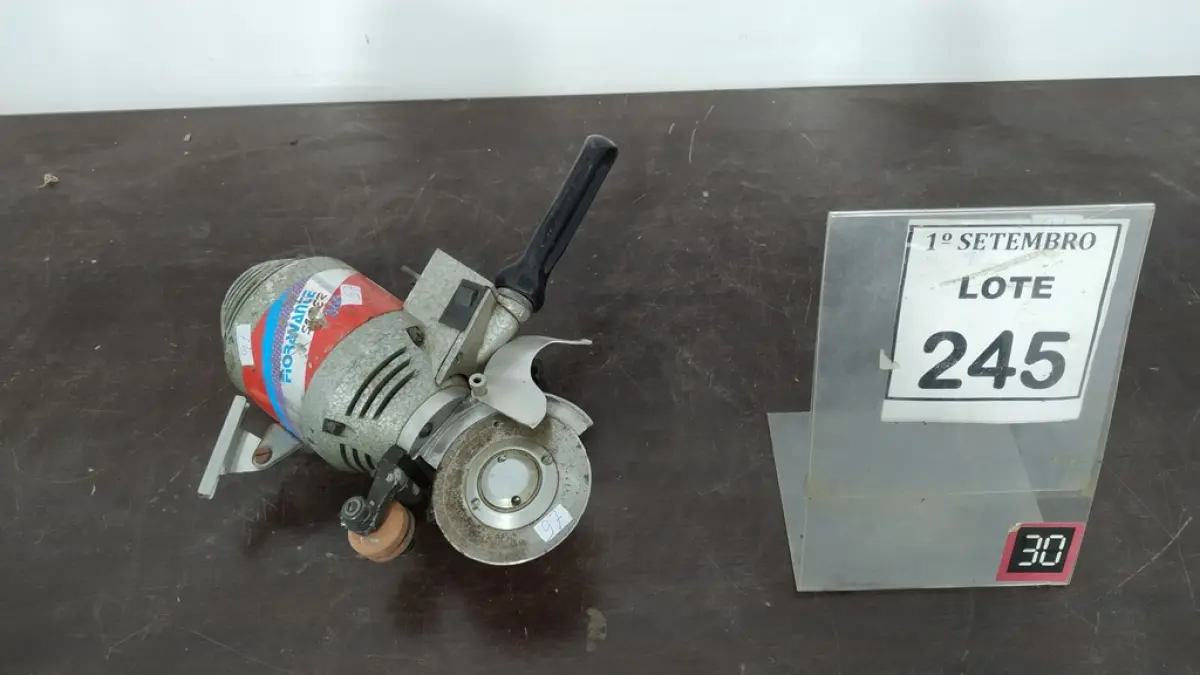 01 MÁQUINA DE CORTAR TECIDO. (NO ESTADO) ATENÇÃO! FAZER A VISITAÇÃO ANTES DE ARREMATAR, NÃO SABEMOS SE FUNCIONA, LEILÃO NÃO TEM GARANTIA E NEM DEVOLUÇÃO, SUJEITO A POSSÍVEIS AVARIAS VISÍVEIS/OCULTAS E/OU AUSÊNCIA DE COMPONENTES.