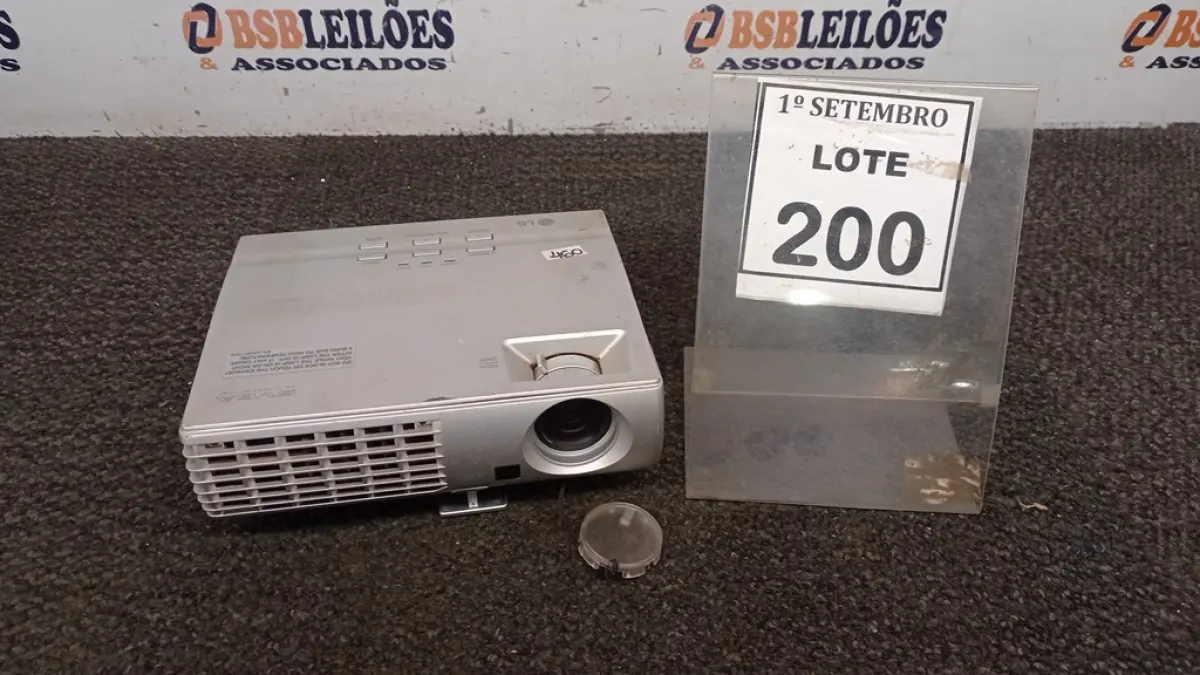 01 PROJETOR MARCA LG. (NO ESTADO) ATENÇÃO! FAZER A VISITAÇÃO ANTES DE ARREMATAR, NÃO SABEMOS SE FUNCIONA, LEILÃO NÃO TEM GARANTIA E NEM DEVOLUÇÃO, SUJEITO A POSSÍVEIS AVARIAS VISÍVEIS/OCULTAS E/OU AUSÊNCIA DE COMPONENTES