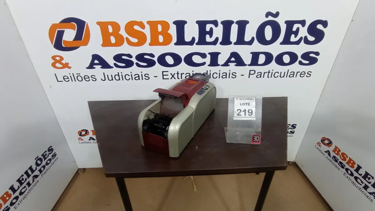 01 IMPRESSORA DE CRACHÁ. (NO ESTADO) ATENÇÃO! FAZER A VISITAÇÃO ANTES DE ARREMATAR, NÃO SABEMOS SE FUNCIONA, LEILÃO NÃO TEM GARANTIA E NEM DEVOLUÇÃO, SUJEITO A POSSÍVEIS AVARIAS VISÍVEIS/OCULTAS E/OU AUSÊNCIA DE COMPONENTES.