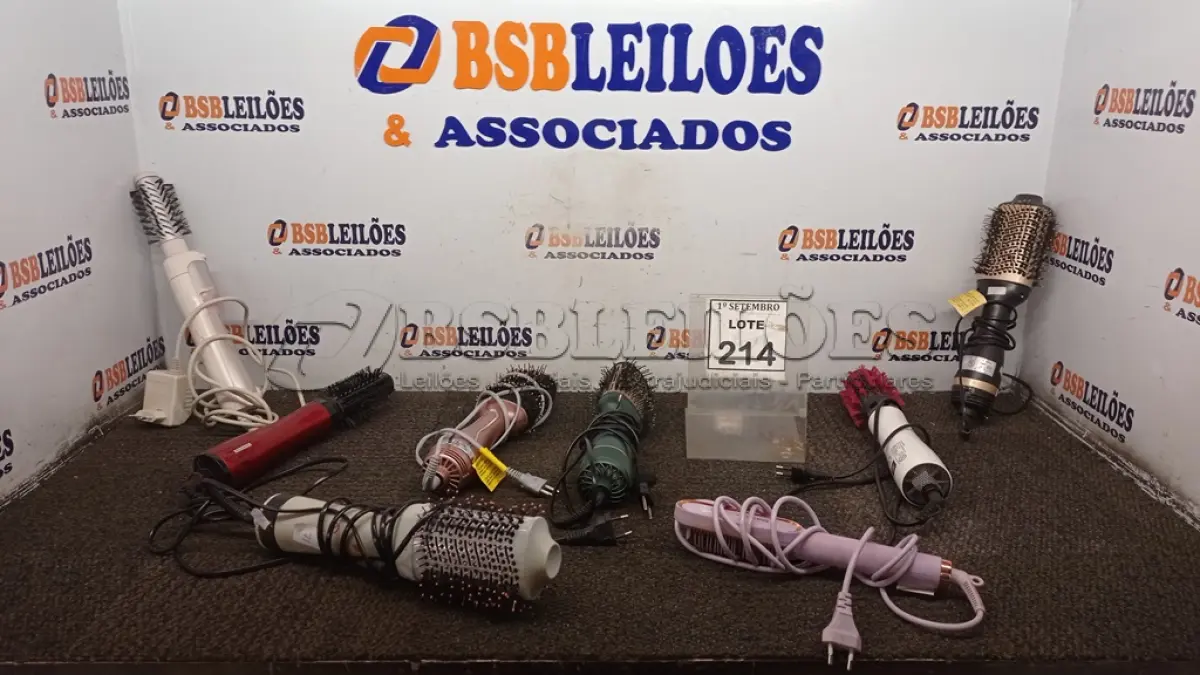 LOTE 214 - 01 LOTE COM VÁRIAS ESCOVAS DE CABELO ELÉTRICO. (NO ESTADO) ATENÇÃO! FAZER A VISITAÇÃO ANTES DE ARREMATAR, NÃO SABEMOS SE FUNCIONA, LEILÃO NÃO TEM GARANTIA E NEM DEVOLUÇÃO, SUJEITO A POSSÍVEIS AVARIAS VISÍVEIS/OCULTAS E/OU AUSÊNCIA DE COMPONENTES