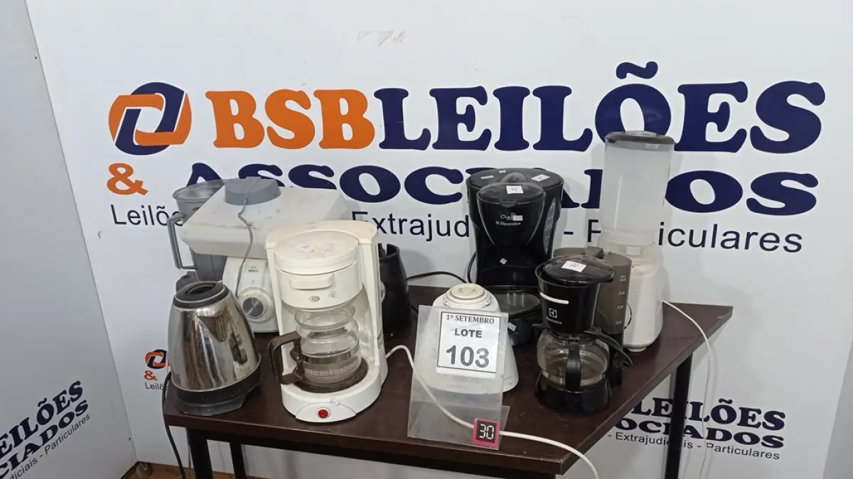 03 CAFETEIRAS, 01 GARRAFA TÉRMICA, 01 VAPORIZADOR, 04 BASES DE LIQUIDIFICADOR COM 02 COPOS. (NO ESTADO) ATENÇÃO! FAZER A VISITAÇÃO ANTES DE ARREMATAR, NÃO SABEMOS SE FUNCIONA, LEILÃO NÃO TEM GARANTIA E NEM DEVOLUÇÃO, SUJEITO A POSSÍVEIS AVARIAS VISÍVEIS/OCULTAS E/OU AUSÊNCIA DE COMPONENTES.