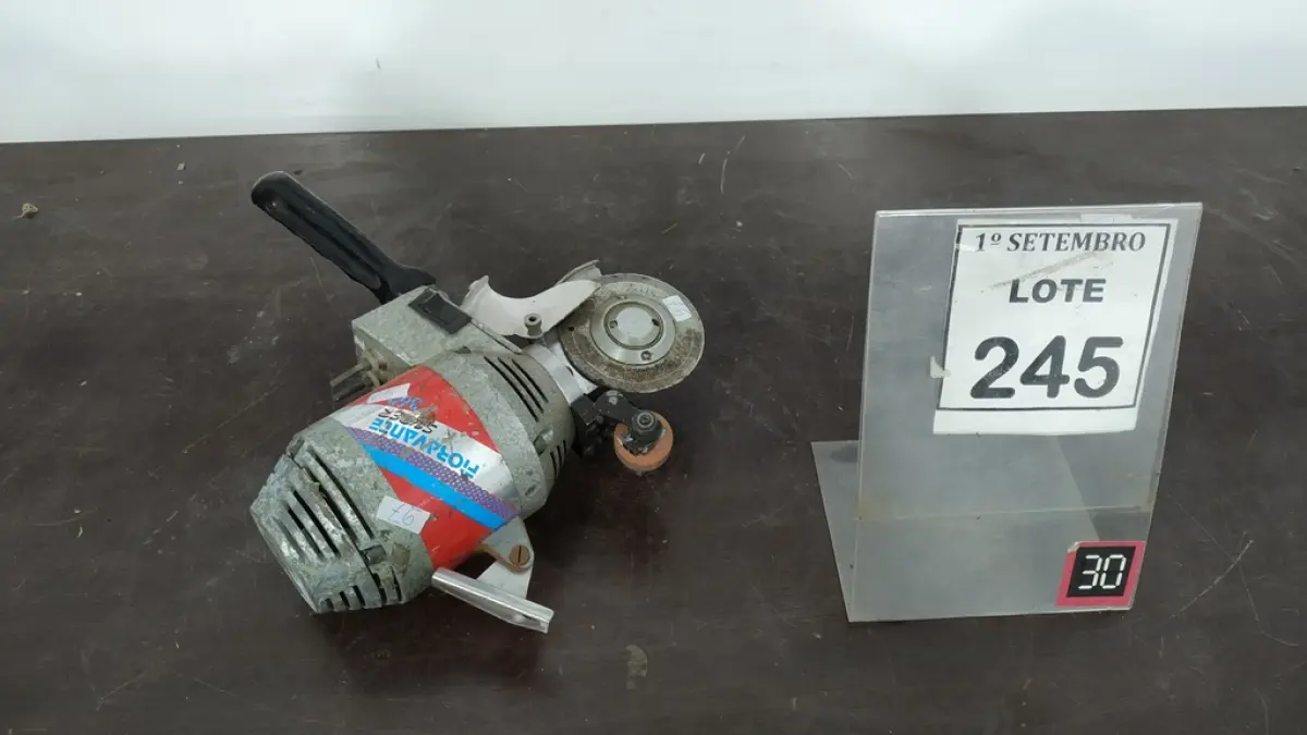 01 MÁQUINA DE CORTAR TECIDO. (NO ESTADO) ATENÇÃO! FAZER A VISITAÇÃO ANTES DE ARREMATAR, NÃO SABEMOS SE FUNCIONA, LEILÃO NÃO TEM GARANTIA E NEM DEVOLUÇÃO, SUJEITO A POSSÍVEIS AVARIAS VISÍVEIS/OCULTAS E/OU AUSÊNCIA DE COMPONENTES.