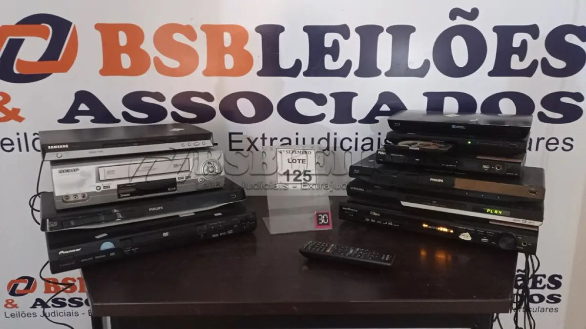 LOTE 125 - 06 APARELHOS DE DVD, 03 BLU RAY E 01 VÍDEO CASSETE DE MARCAS E MODELOS DIVERSOS. (NO ESTADO) ATENÇÃO! FAZER A VISITAÇÃO ANTES DE ARREMATAR, NÃO SABEMOS SE FUNCIONA, LEILÃO NÃO TEM GARANTIA E NEM DEVOLUÇÃO, SUJEITO A POSSÍVEIS AVARIAS VISÍVEIS/OCULTAS E/OU AUSÊNCIA DE COMPONENTES.