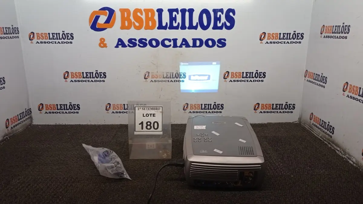 01 PROJETOR MARCA INFOCUS COM CABOS. (NO ESTADO) ATENÇÃO! FAZER A VISITAÇÃO ANTES DE ARREMATAR, NÃO SABEMOS SE FUNCIONA, LEILÃO NÃO TEM GARANTIA E NEM DEVOLUÇÃO, SUJEITO A POSSÍVEIS AVARIAS VISÍVEIS/OCULTAS E/OU AUSÊNCIA DE COMPONENTES