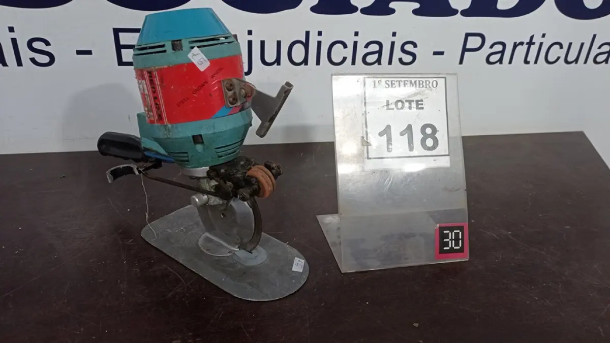 01 MÁQUINA DE CORTAR TECIDO. (NO ESTADO) ATENÇÃO! FAZER A VISITAÇÃO ANTES DE ARREMATAR, NÃO SABEMOS SE FUNCIONA, LEILÃO NÃO TEM GARANTIA E NEM DEVOLUÇÃO, SUJEITO A POSSÍVEIS AVARIAS VISÍVEIS/OCULTAS E/OU AUSÊNCIA DE COMPONENTES.