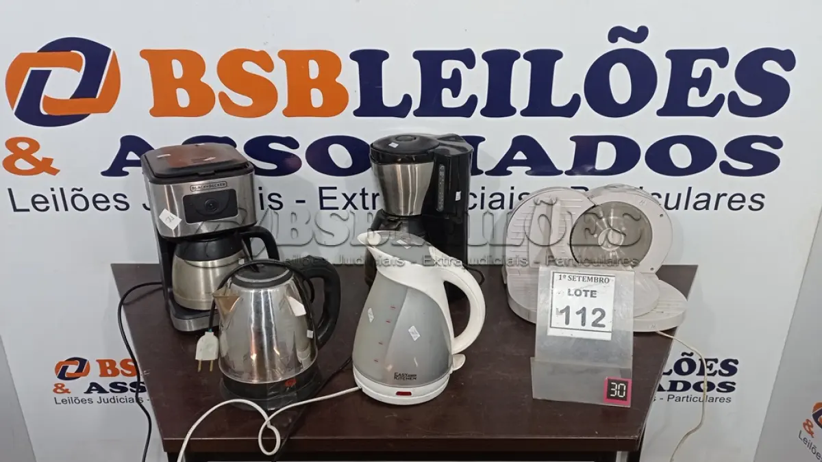 LOTE 112 - 02 CAFETEIRAS, 02 GARRAFAS TÉRMICAS, 02 SANDUICHEIRAS E 01 FATIADOR DE FRIOS. (NO ESTADO) ATENÇÃO! FAZER A VISITAÇÃO ANTES DE ARREMATAR, NÃO SABEMOS SE FUNCIONA, LEILÃO NÃO TEM GARANTIA E NEM DEVOLUÇÃO, SUJEITO A POSSÍVEIS AVARIAS VISÍVEIS/OCULTAS E/OU AUSÊNCIA DE COMPONENTES.