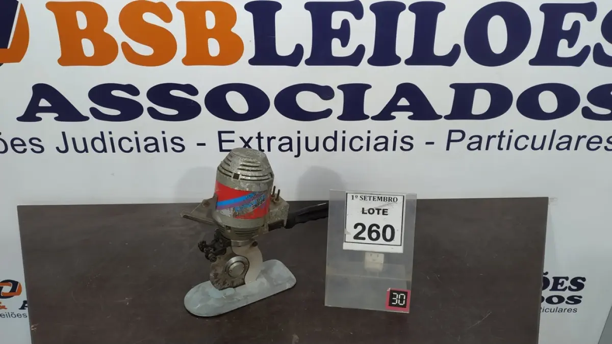 01 MÁQUINA DE CORTAR TECIDO. (NO ESTADO) ATENÇÃO! FAZER A VISITAÇÃO ANTES DE ARREMATAR, NÃO SABEMOS SE FUNCIONA, LEILÃO NÃO TEM GARANTIA E NEM DEVOLUÇÃO, SUJEITO A POSSÍVEIS AVARIAS VISÍVEIS/OCULTAS E/OU AUSÊNCIA DE COMPONENTES.