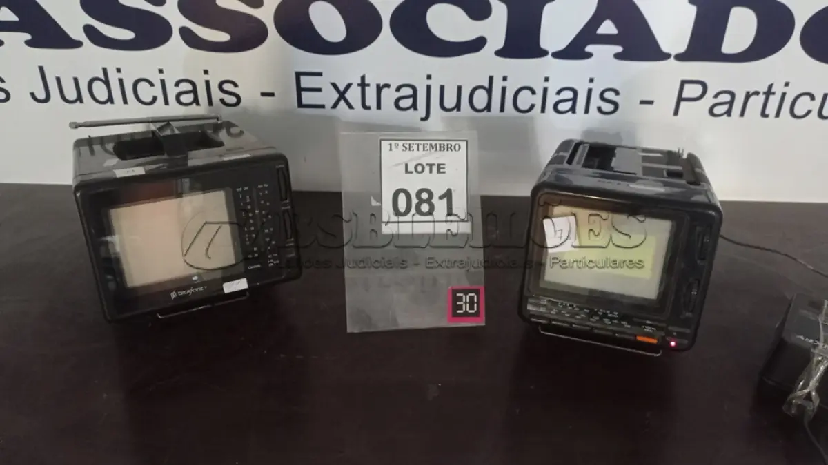 LOTE 081 - 02 MINI TV PORTÁTEIS. (NO ESTADO) ATENÇÃO! FAZER A VISITAÇÃO ANTES DE ARREMATAR, NÃO SABEMOS SE FUNCIONA, LEILÃO NÃO TEM GARANTIA E NEM DEVOLUÇÃO, SUJEITO A POSSÍVEIS AVARIAS VISÍVEIS/OCULTAS E/OU AUSÊNCIA DE COMPONENTES.