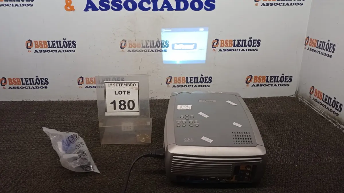 01 PROJETOR MARCA INFOCUS COM CABOS. (NO ESTADO) ATENÇÃO! FAZER A VISITAÇÃO ANTES DE ARREMATAR, NÃO SABEMOS SE FUNCIONA, LEILÃO NÃO TEM GARANTIA E NEM DEVOLUÇÃO, SUJEITO A POSSÍVEIS AVARIAS VISÍVEIS/OCULTAS E/OU AUSÊNCIA DE COMPONENTES