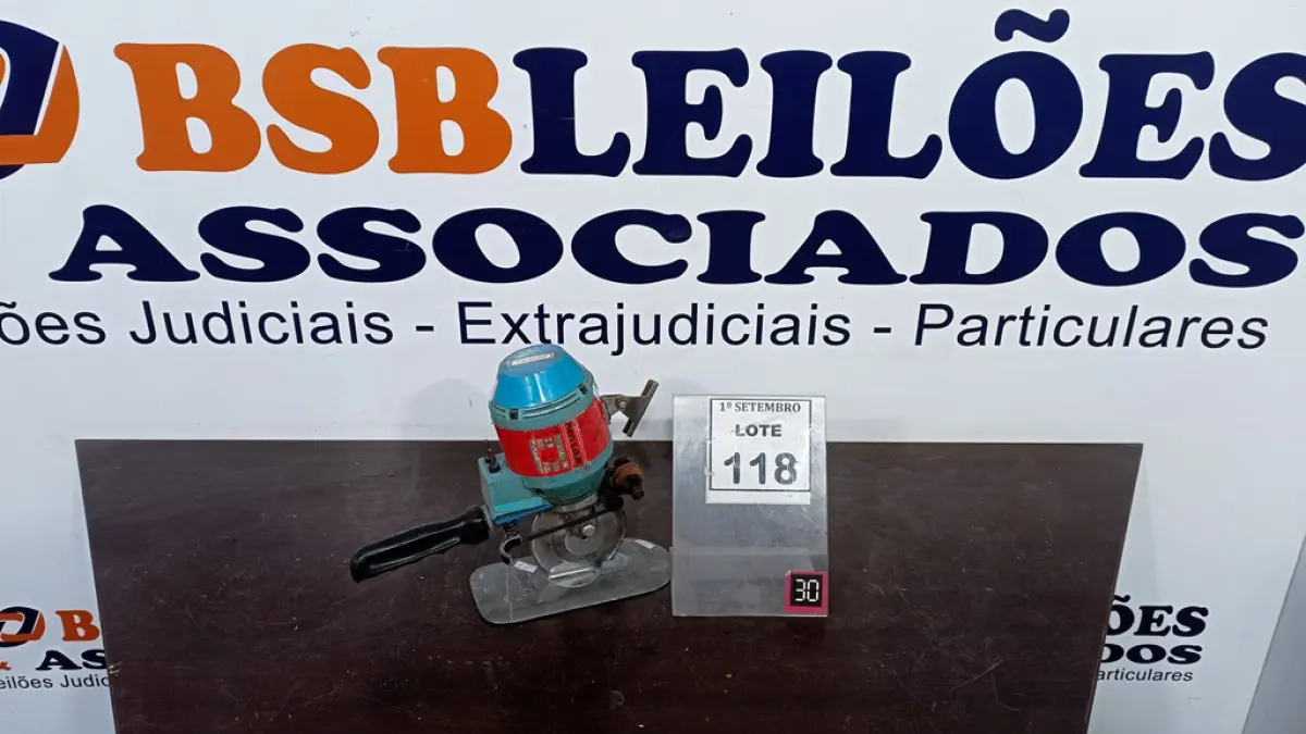 01 MÁQUINA DE CORTAR TECIDO. (NO ESTADO) ATENÇÃO! FAZER A VISITAÇÃO ANTES DE ARREMATAR, NÃO SABEMOS SE FUNCIONA, LEILÃO NÃO TEM GARANTIA E NEM DEVOLUÇÃO, SUJEITO A POSSÍVEIS AVARIAS VISÍVEIS/OCULTAS E/OU AUSÊNCIA DE COMPONENTES.