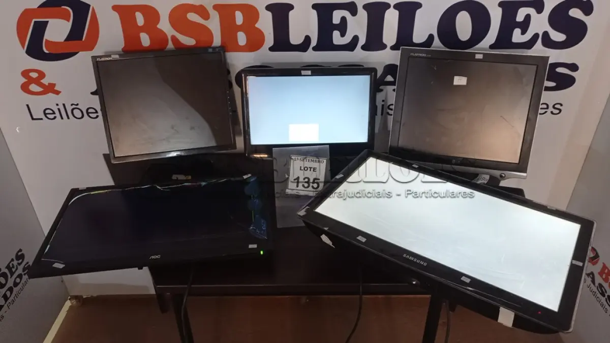 LOTE 135 - 01 LOTE COM VÁRIOS MONITORES MARCAS E MODELOS DIVERSOS. (NO ESTADO) ATENÇÃO! FAZER A VISITAÇÃO ANTES DE ARREMATAR, NÃO SABEMOS SE FUNCIONA, LEILÃO NÃO TEM GARANTIA E NEM DEVOLUÇÃO, SUJEITO A POSSÍVEIS AVARIAS VISÍVEIS/OCULTAS E/OU AUSÊNCIA DE COMPONENTES.