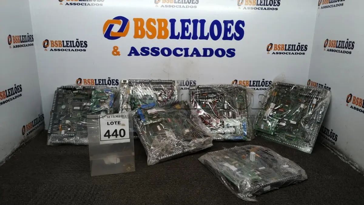 LOTE 440 - 06 CPU’S DE MARCAS E MODELOS DIVERSOS. (NO ESTADO) ATENÇÃO! FAZER A VISITAÇÃO ANTES DE ARREMATAR, NÃO SABEMOS SE FUNCIONA, LEILÃO NÃO TEM GARANTIA E NEM DEVOLUÇÃO, SUJEITO A POSSÍVEIS AVARIAS VISÍVEIS/OCULTAS E/OU AUSÊNCIA DE COMPONENTES.