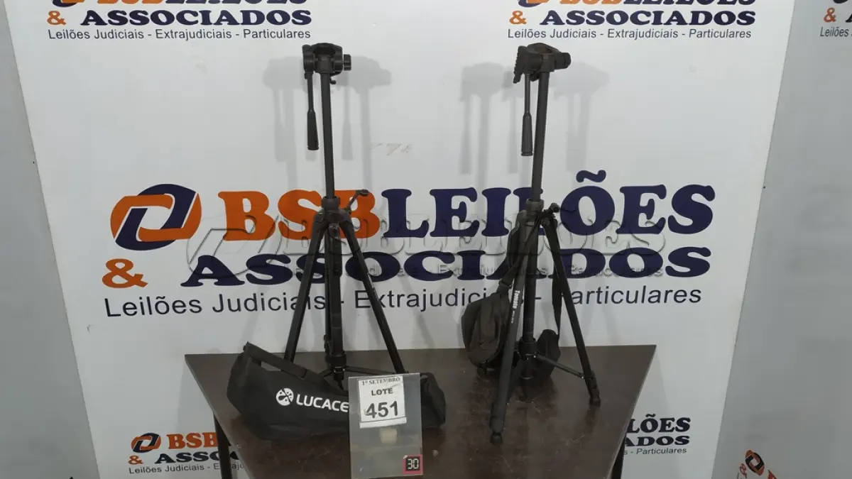 LOTE 451 - 02 TRIPÉS PARA CÂMERAS MARCA TOMATE. (NO ESTADO) ATENÇÃO! FAZER A VISITAÇÃO ANTES DE ARREMATAR, NÃO SABEMOS SE FUNCIONA, LEILÃO NÃO TEM GARANTIA E NEM DEVOLUÇÃO, SUJEITO A POSSÍVEIS AVARIAS VISÍVEIS/OCULTAS E/OU AUSÊNCIA DE COMPONENTES.