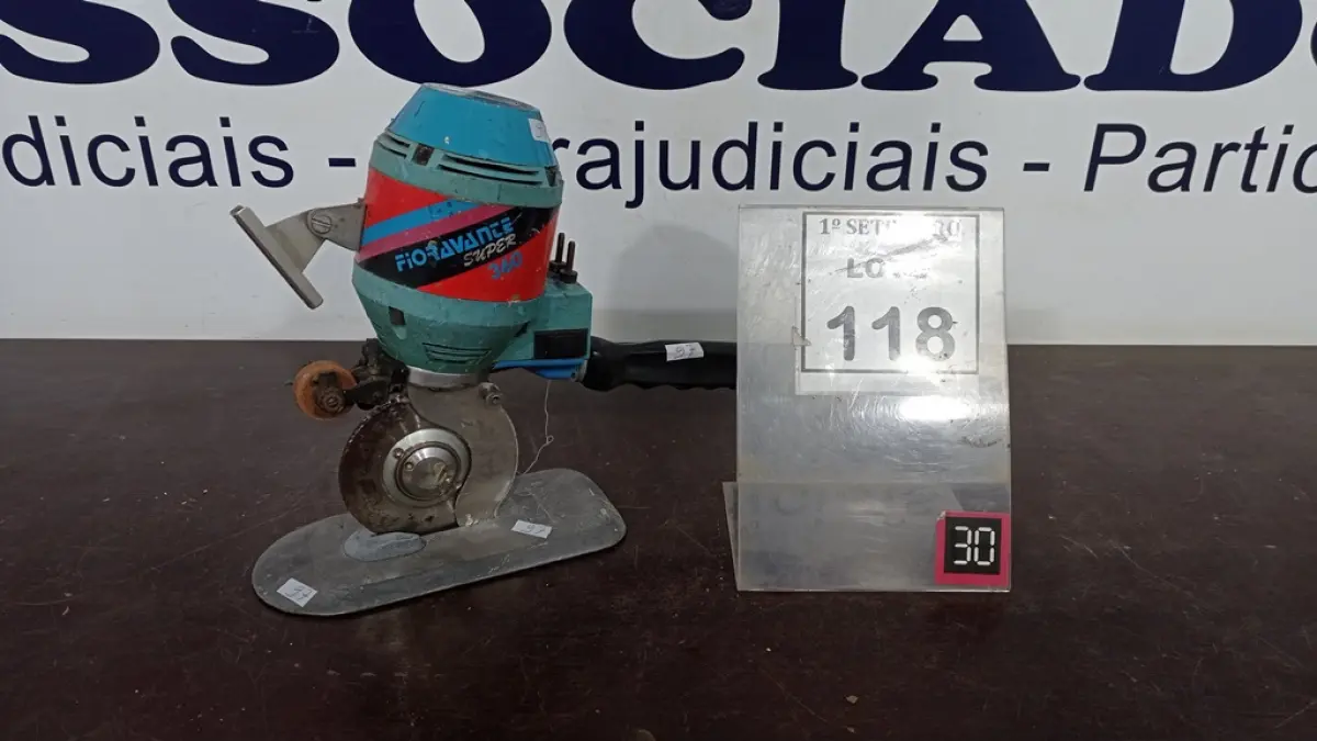 01 MÁQUINA DE CORTAR TECIDO. (NO ESTADO) ATENÇÃO! FAZER A VISITAÇÃO ANTES DE ARREMATAR, NÃO SABEMOS SE FUNCIONA, LEILÃO NÃO TEM GARANTIA E NEM DEVOLUÇÃO, SUJEITO A POSSÍVEIS AVARIAS VISÍVEIS/OCULTAS E/OU AUSÊNCIA DE COMPONENTES.