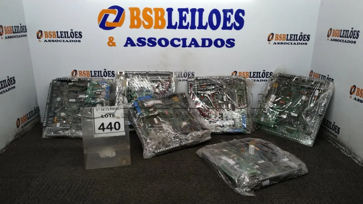LOTE 440 - 06 CPU’S DE MARCAS E MODELOS DIVERSOS. (NO ESTADO) ATENÇÃO! FAZER A VISITAÇÃO ANTES DE ARREMATAR, NÃO SABEMOS SE FUNCIONA, LEILÃO NÃO TEM GARANTIA E NEM DEVOLUÇÃO, SUJEITO A POSSÍVEIS AVARIAS VISÍVEIS/OCULTAS E/OU AUSÊNCIA DE COMPONENTES.