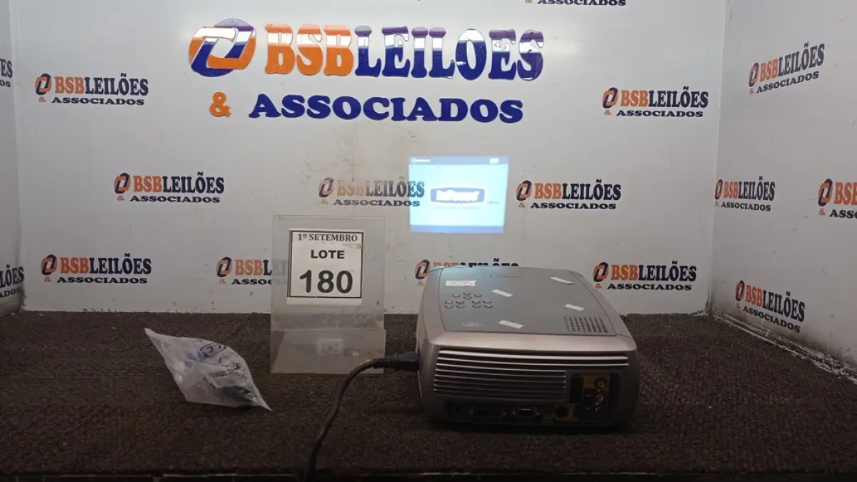 01 PROJETOR MARCA INFOCUS COM CABOS. (NO ESTADO) ATENÇÃO! FAZER A VISITAÇÃO ANTES DE ARREMATAR, NÃO SABEMOS SE FUNCIONA, LEILÃO NÃO TEM GARANTIA E NEM DEVOLUÇÃO, SUJEITO A POSSÍVEIS AVARIAS VISÍVEIS/OCULTAS E/OU AUSÊNCIA DE COMPONENTES