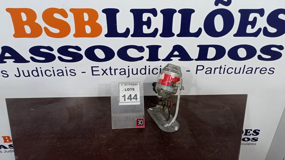 01 MÁQUINA DE CORTAR TECIDO. (NO ESTADO) ATENÇÃO! FAZER A VISITAÇÃO ANTES DE ARREMATAR, NÃO SABEMOS SE FUNCIONA, LEILÃO NÃO TEM GARANTIA E NEM DEVOLUÇÃO, SUJEITO A POSSÍVEIS AVARIAS VISÍVEIS/OCULTAS E/OU AUSÊNCIA DE COMPONENTES.