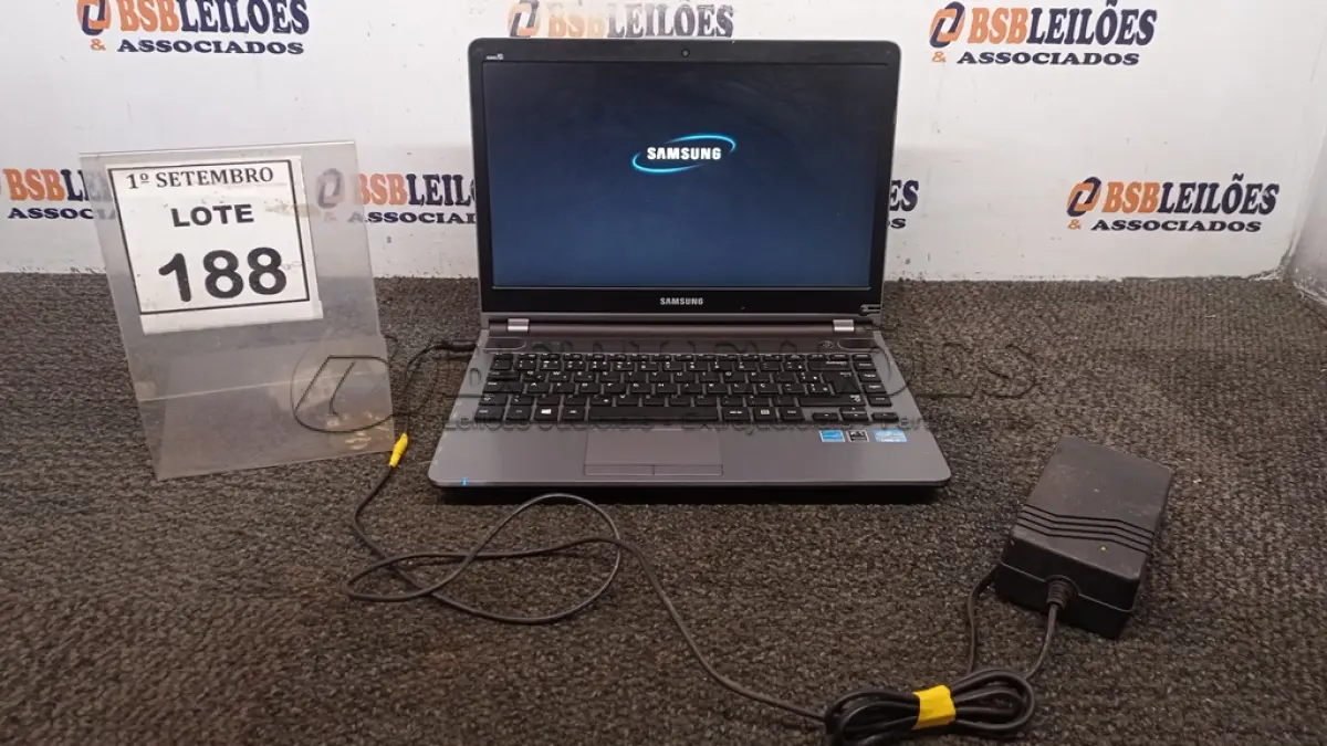 LOTE 188 - 01 NOTEBOOK COM FONTE MARCA SAMSUNG. (NO ESTADO) ATENÇÃO! FAZER A VISITAÇÃO ANTES DE ARREMATAR, NÃO SABEMOS SE FUNCIONA, LEILÃO NÃO TEM GARANTIA E NEM DEVOLUÇÃO, SUJEITO A POSSÍVEIS AVARIAS VISÍVEIS/OCULTAS E/OU AUSÊNCIA DE COMPONENTES