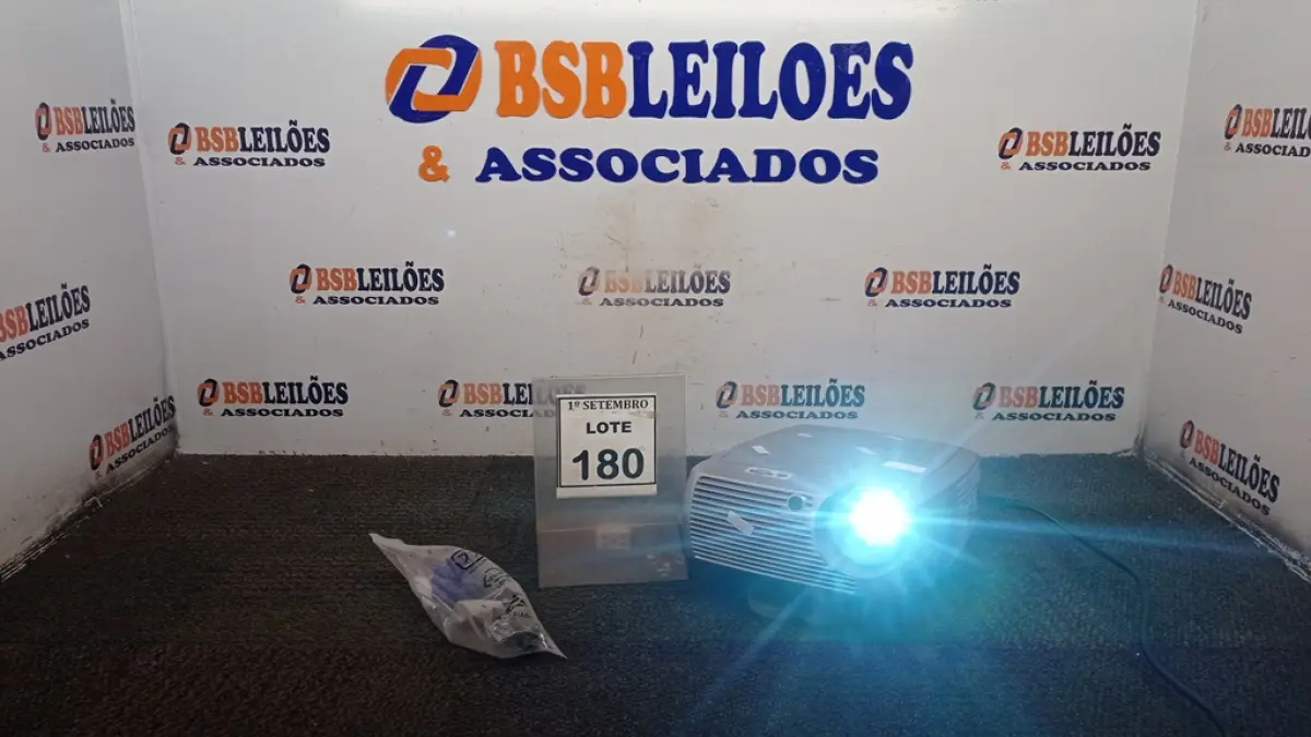 01 PROJETOR MARCA INFOCUS COM CABOS. (NO ESTADO) ATENÇÃO! FAZER A VISITAÇÃO ANTES DE ARREMATAR, NÃO SABEMOS SE FUNCIONA, LEILÃO NÃO TEM GARANTIA E NEM DEVOLUÇÃO, SUJEITO A POSSÍVEIS AVARIAS VISÍVEIS/OCULTAS E/OU AUSÊNCIA DE COMPONENTES