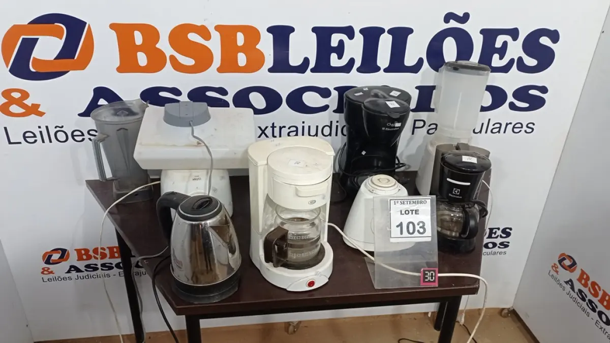 03 CAFETEIRAS, 01 GARRAFA TÉRMICA, 01 VAPORIZADOR, 04 BASES DE LIQUIDIFICADOR COM 02 COPOS. (NO ESTADO) ATENÇÃO! FAZER A VISITAÇÃO ANTES DE ARREMATAR, NÃO SABEMOS SE FUNCIONA, LEILÃO NÃO TEM GARANTIA E NEM DEVOLUÇÃO, SUJEITO A POSSÍVEIS AVARIAS VISÍVEIS/OCULTAS E/OU AUSÊNCIA DE COMPONENTES.