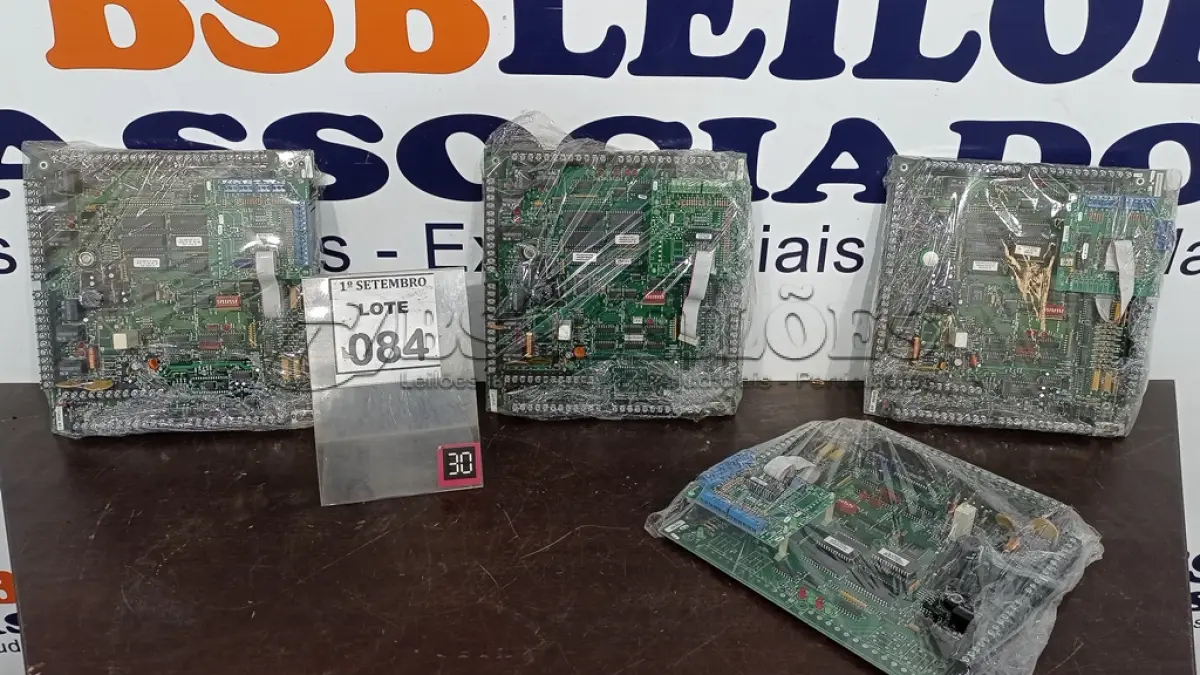 LOTE 084 - 04 PLACAS MÃE. (NO ESTADO) ATENÇÃO! FAZER A VISITAÇÃO ANTES DE ARREMATAR, NÃO SABEMOS SE FUNCIONA, LEILÃO NÃO TEM GARANTIA E NEM DEVOLUÇÃO, SUJEITO A POSSÍVEIS AVARIAS VISÍVEIS/OCULTAS E/OU AUSÊNCIA DE COMPONENTES.