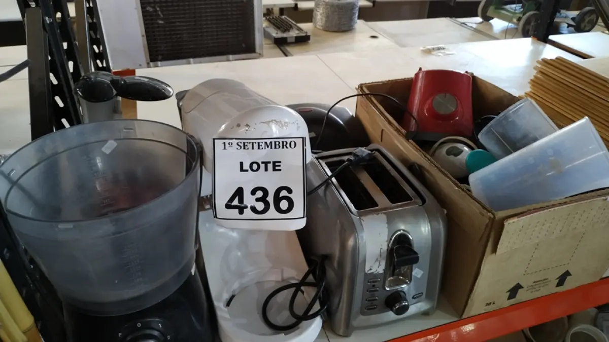 01 TORRADEIRA, 01 BATEDEIRA, 02 SANDUICHEIRAS, VÁRIOS MIXER E ELETRODOMÉSTICOS DIVERSOS. (NO ESTADO) ATENÇÃO! FAZER A VISITAÇÃO ANTES DE ARREMATAR, NÃO SABEMOS SE FUNCIONA, LEILÃO NÃO TEM GARANTIA E NEM DEVOLUÇÃO, SUJEITO A POSSÍVEIS AVARIAS VISÍVEIS/OCULTAS E/OU AUSÊNCIA DE COMPONENTES.