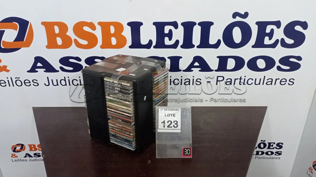 LOTE 123 - 01 PORTA CD COM GRANDE QUANTIDADE DE CDS DIVERSOS. (NO ESTADO) ATENÇÃO! FAZER A VISITAÇÃO ANTES DE ARREMATAR, NÃO SABEMOS SE FUNCIONA, LEILÃO NÃO TEM GARANTIA E NEM DEVOLUÇÃO, SUJEITO A POSSÍVEIS AVARIAS VISÍVEIS/OCULTAS E/OU AUSÊNCIA DE COMPONENTES.