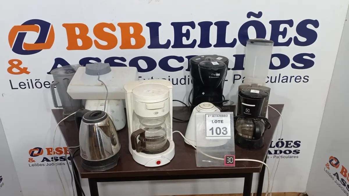 03 CAFETEIRAS, 01 GARRAFA TÉRMICA, 01 VAPORIZADOR, 04 BASES DE LIQUIDIFICADOR COM 02 COPOS. (NO ESTADO) ATENÇÃO! FAZER A VISITAÇÃO ANTES DE ARREMATAR, NÃO SABEMOS SE FUNCIONA, LEILÃO NÃO TEM GARANTIA E NEM DEVOLUÇÃO, SUJEITO A POSSÍVEIS AVARIAS VISÍVEIS/OCULTAS E/OU AUSÊNCIA DE COMPONENTES.