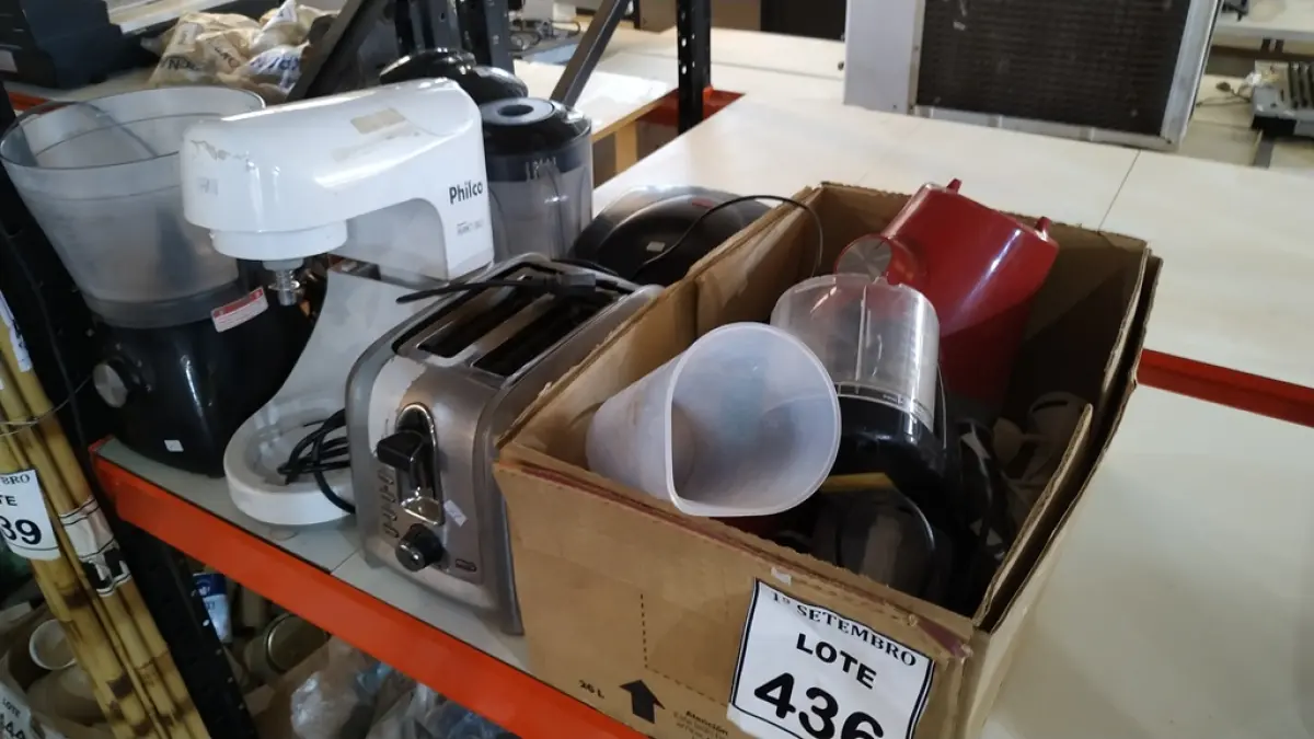 01 TORRADEIRA, 01 BATEDEIRA, 02 SANDUICHEIRAS, VÁRIOS MIXER E ELETRODOMÉSTICOS DIVERSOS. (NO ESTADO) ATENÇÃO! FAZER A VISITAÇÃO ANTES DE ARREMATAR, NÃO SABEMOS SE FUNCIONA, LEILÃO NÃO TEM GARANTIA E NEM DEVOLUÇÃO, SUJEITO A POSSÍVEIS AVARIAS VISÍVEIS/OCULTAS E/OU AUSÊNCIA DE COMPONENTES.
