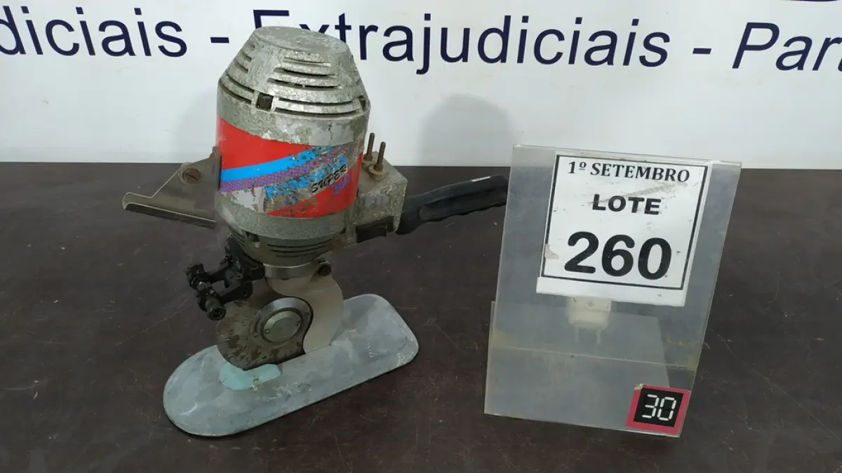 01 MÁQUINA DE CORTAR TECIDO. (NO ESTADO) ATENÇÃO! FAZER A VISITAÇÃO ANTES DE ARREMATAR, NÃO SABEMOS SE FUNCIONA, LEILÃO NÃO TEM GARANTIA E NEM DEVOLUÇÃO, SUJEITO A POSSÍVEIS AVARIAS VISÍVEIS/OCULTAS E/OU AUSÊNCIA DE COMPONENTES.