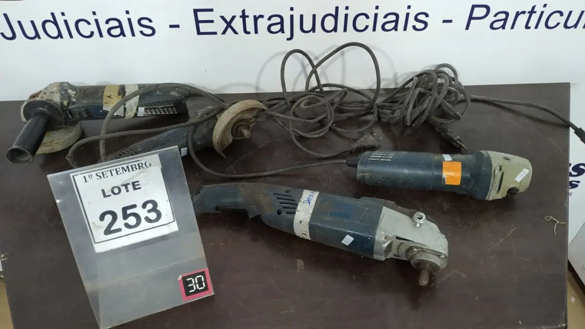 04 LIXADEIRAS. (NO ESTADO) ATENÇÃO! FAZER A VISITAÇÃO ANTES DE ARREMATAR, NÃO SABEMOS SE FUNCIONA, LEILÃO NÃO TEM GARANTIA E NEM DEVOLUÇÃO, SUJEITO A POSSÍVEIS AVARIAS VISÍVEIS/OCULTAS E/OU AUSÊNCIA DE COMPONENTES