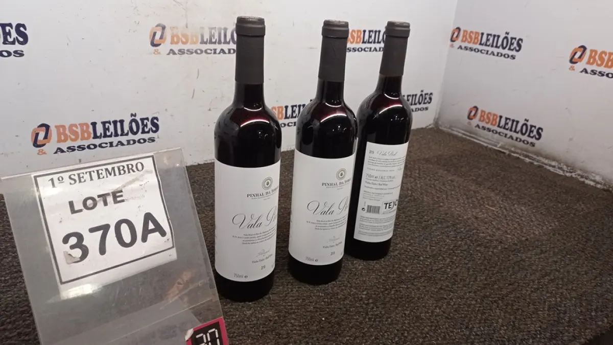 03 GARRAFAS DE VINHO TINTO VALA REAL PORTUGUÊS SAFRA 2019 750ML. (NO ESTADO) ATENÇÃO! FAZER A VISITAÇÃO ANTES DE ARREMATAR, NÃO SABEMOS SE FUNCIONA, LEILÃO NÃO TEM GARANTIA E NEM DEVOLUÇÃO, SUJEITO A POSSÍVEIS AVARIAS VISÍVEIS/OCULTAS E/OU AUSÊNCIA DE COMPONENTES.
