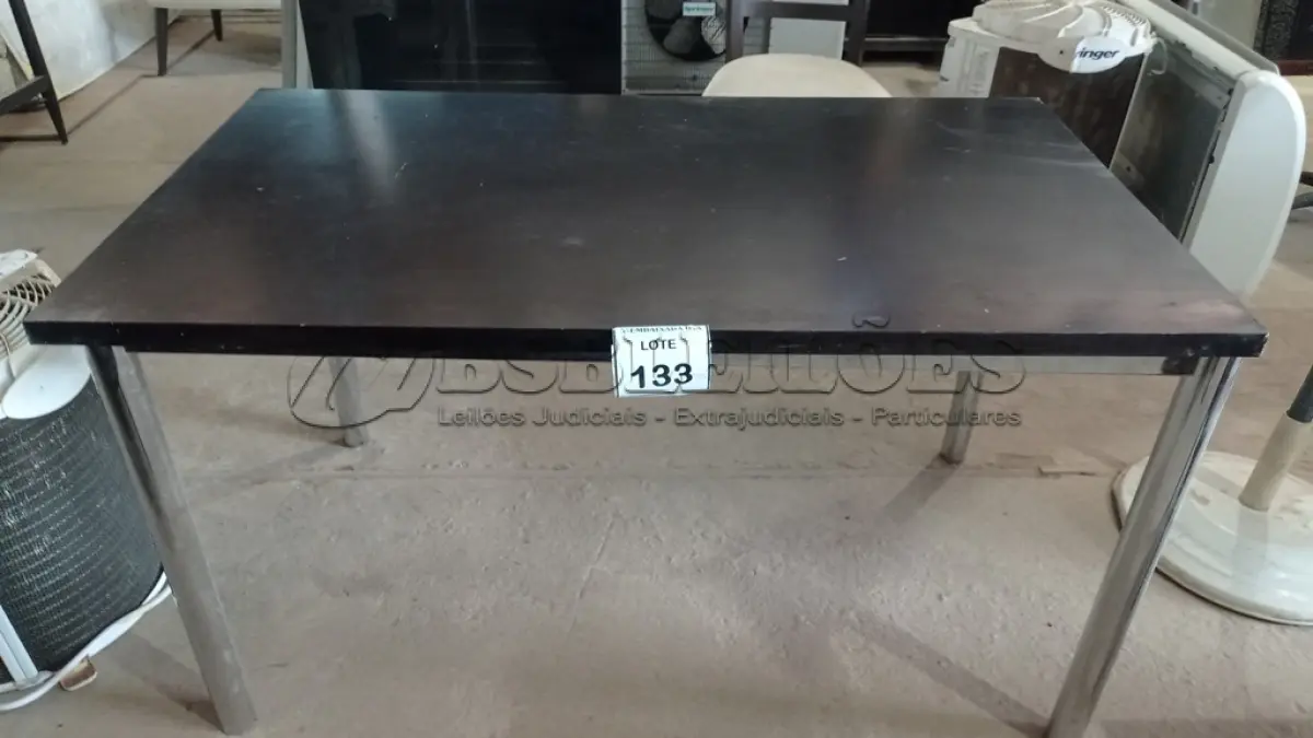 LOTE 133 - 01 MESA TAMPO DE MADEIRA PERNAS DE FERRO. (NO ESTADO EM QUE SE ENCONTRA. SUJEITO A AVARIAS OCULTAS/VISÍVEIS.)