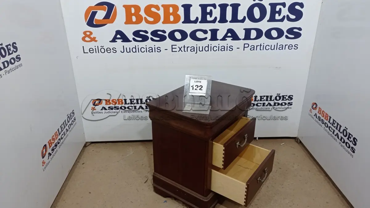 LOTE 122 - 01 MESA DE CABECEIRA. (NO ESTADO EM QUE SE ENCONTRA. SUJEITO A AVARIAS OCULTAS/VISÍVEIS.) AV9356R