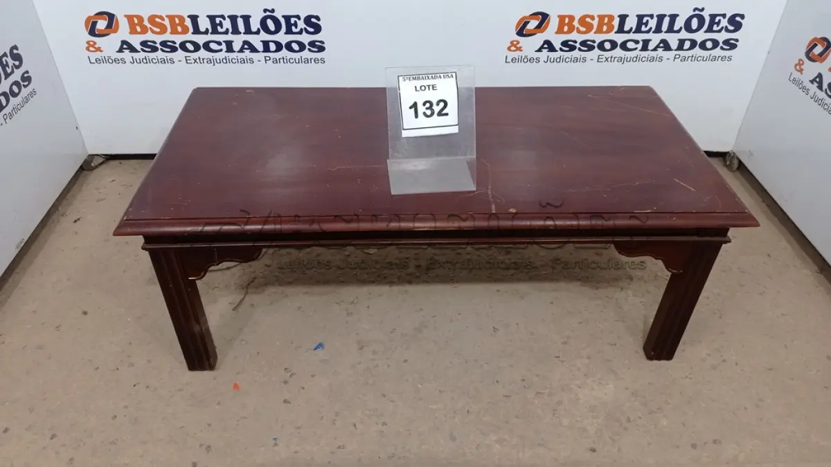 LOTE 132 - 01 MESA DE CENTRO. (NO ESTADO EM QUE SE ENCONTRA. SUJEITO A AVARIAS OCULTAS/VISÍVEIS.) BJ7394M
