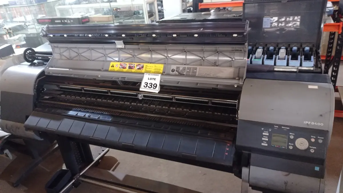 01 PLOTTER MARCA CANON MODELO IPF 8400. (NO ESTADO) ATENÇÃO! FAZER A VISITAÇÃO ANTES DE ARREMATAR, NÃO SABEMOS SE FUNCIONA, LEILÃO NÃO TEM GARANTIA E NEM DEVOLUÇÃO, SUJEITO A POSSÍVEIS AVARIAS VISÍVEIS/OCULTAS E/OU AUSÊNCIA DE COMPONENTES.