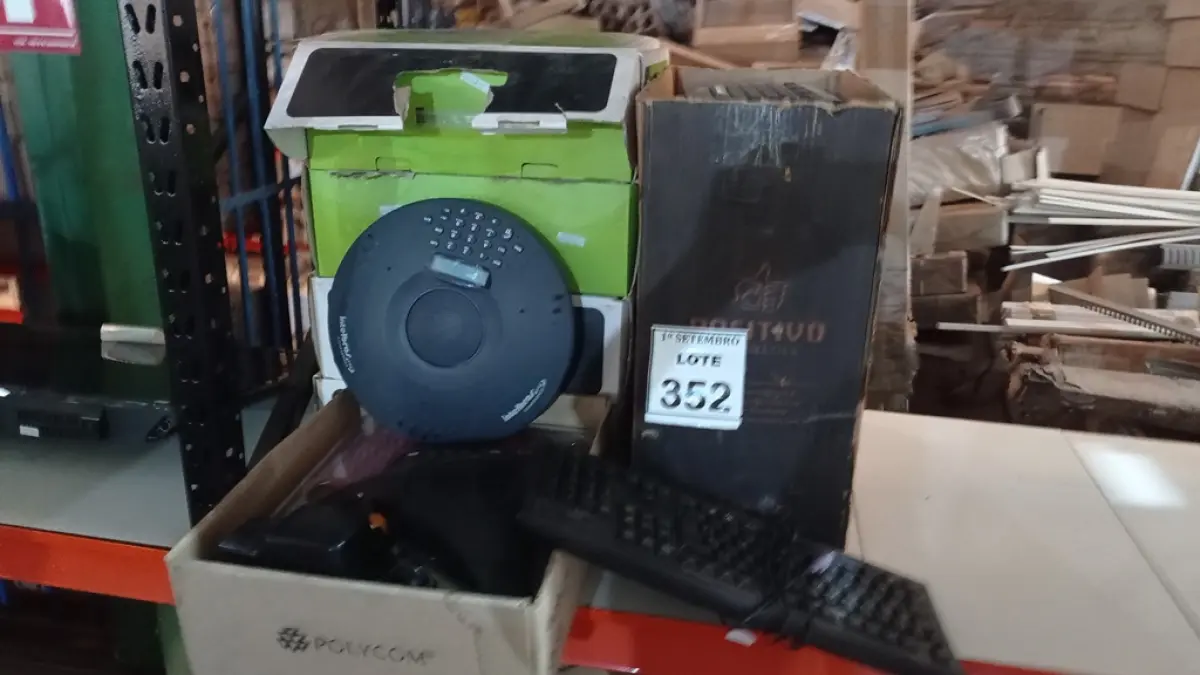 04 APARELHOS DE AUDIOCONFERÊNCIA MARCA INTELBRAS E 01 MARCA POLYCOM E GRANDE QUANTIDADE DE TECLADOS PARA PC MARCAS E MODELOS DIVERSOS. (NO ESTADO) ATENÇÃO! FAZER A VISITAÇÃO ANTES DE ARREMATAR, NÃO SABEMOS SE FUNCIONA, LEILÃO NÃO TEM GARANTIA E NEM DEVOLUÇÃO, SUJEITO A POSSÍVEIS AVARIAS VISÍVEIS/OCULTAS E/OU AUSÊNCIA DE COMPONENTES.
