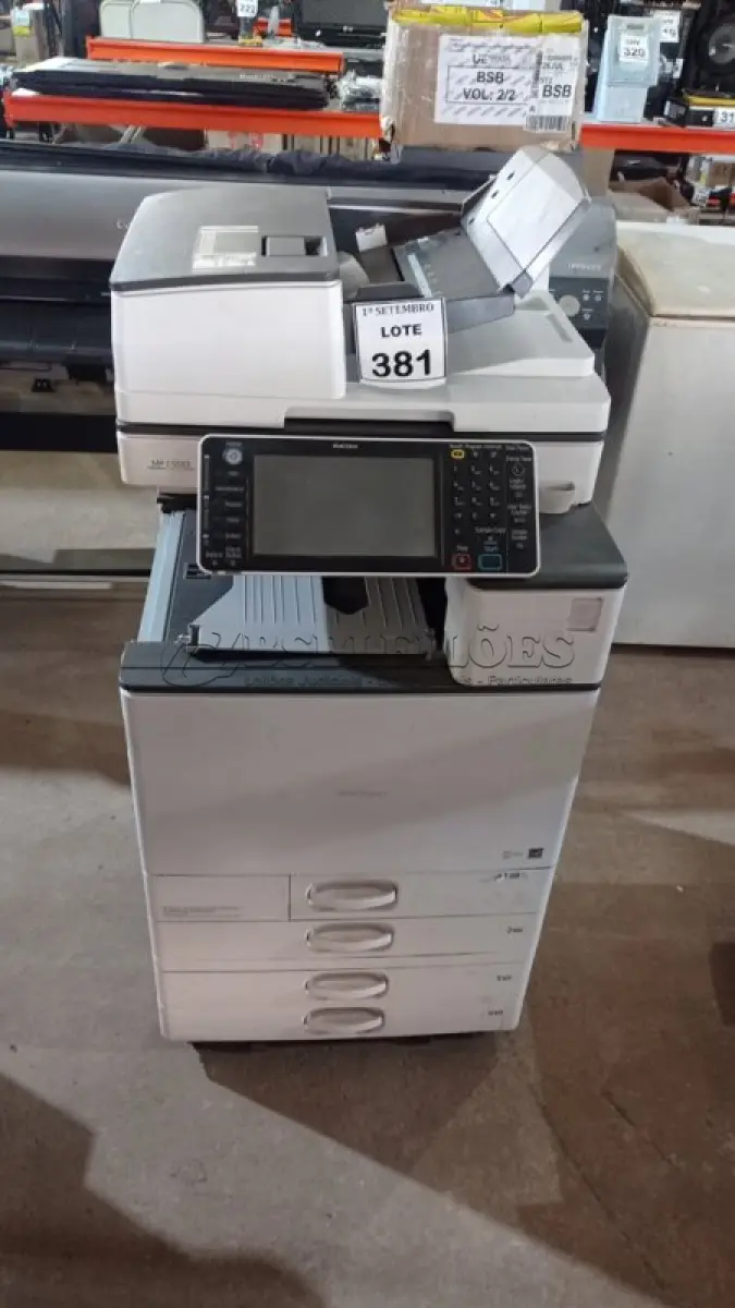 LOTE 381 - 01 COPIADORA MULTIFUNCIONAL MARCA RICOH MODELO MP C5503. (NO ESTADO) ATENÇÃO! FAZER A VISITAÇÃO ANTES DE ARREMATAR, NÃO SABEMOS SE FUNCIONA, LEILÃO NÃO TEM GARANTIA E NEM DEVOLUÇÃO, SUJEITO A POSSÍVEIS AVARIAS VISÍVEIS/OCULTAS E/OU AUSÊNCIA DE COMPONENTES.
