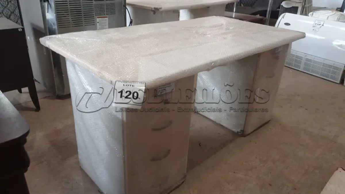 LOTE 120 - 01 MESA EM MADEIRA COM 02 GAVETEIROS. (NO ESTADO EM QUE SE ENCONTRA. SUJEITO A AVARIAS OCULTAS/VISÍVEIS.)