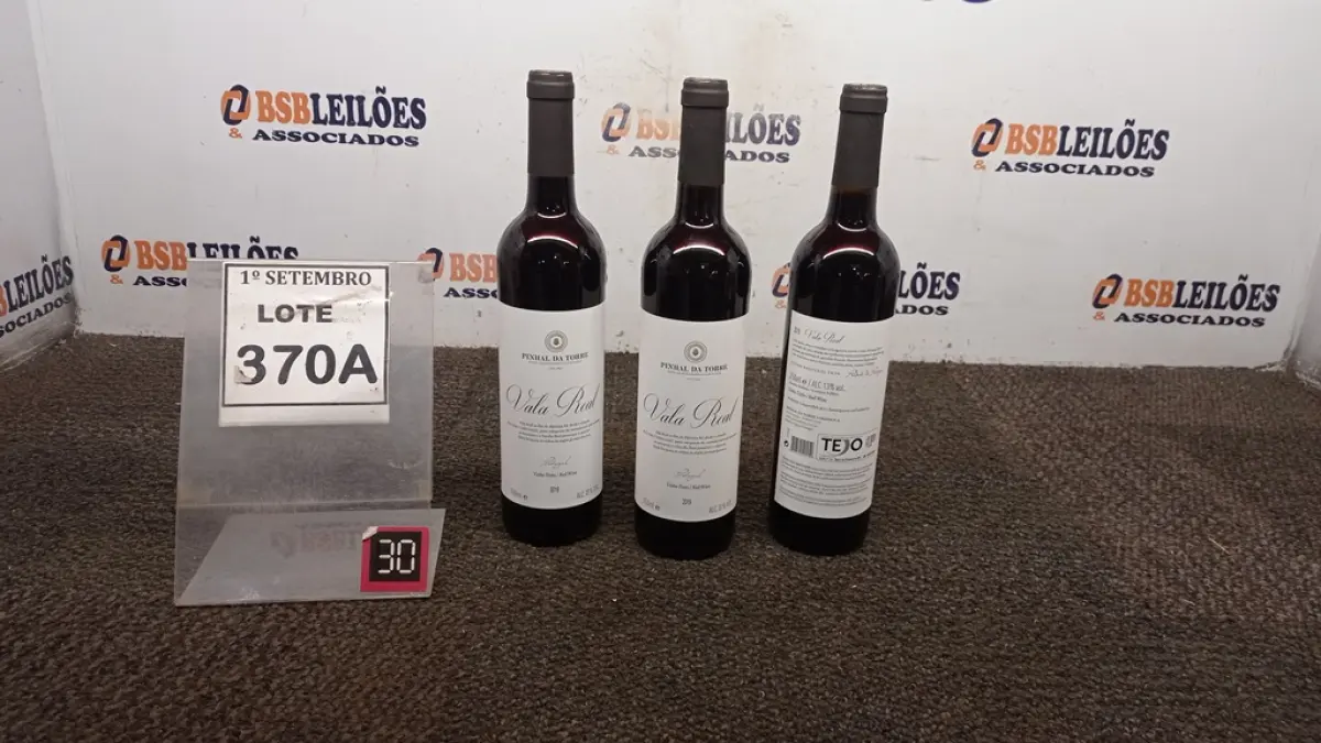 03 GARRAFAS DE VINHO TINTO VALA REAL PORTUGUÊS SAFRA 2019 750ML. (NO ESTADO) ATENÇÃO! FAZER A VISITAÇÃO ANTES DE ARREMATAR, NÃO SABEMOS SE FUNCIONA, LEILÃO NÃO TEM GARANTIA E NEM DEVOLUÇÃO, SUJEITO A POSSÍVEIS AVARIAS VISÍVEIS/OCULTAS E/OU AUSÊNCIA DE COMPONENTES.