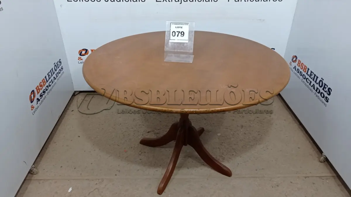 LOTE 079 - 01 MESA DE COZINHA EM MADEIRA REDONDA. (NO ESTADO EM QUE SE ENCONTRA. SUJEITO A AVARIAS OCULTAS/VISÍVEIS.) AV9637R