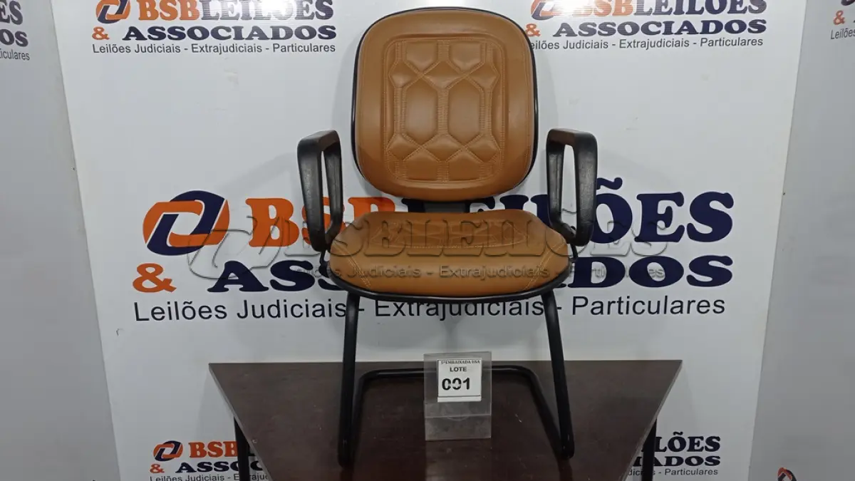 LOTE 001 - 01 CADEIRA. (NO ESTADO EM QUE SE ENCONTRA. SUJEITO A AVARIAS OCULTAS/VISÍVEIS.) BF8572Y