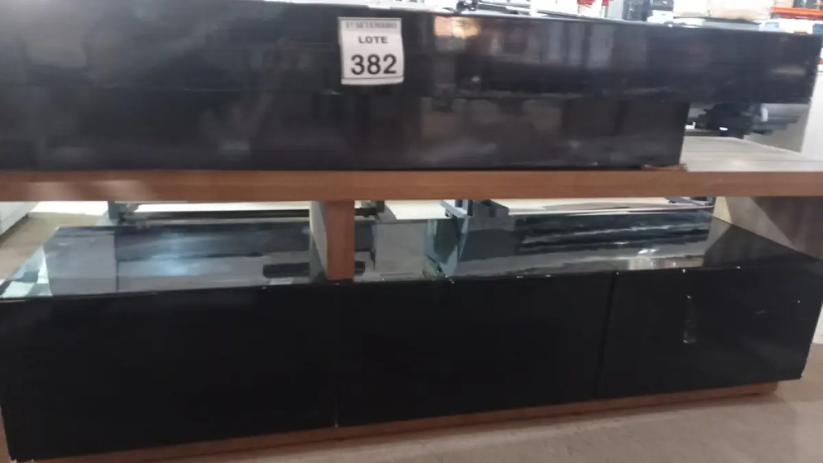 01 RACK DE MADEIRA COM 02 GAVETAS E 01 PORTA E 01 MESA DE CENTRO EM MADEIRA. (NO ESTADO) ATENÇÃO! FAZER A VISITAÇÃO ANTES DE ARREMATAR, NÃO SABEMOS SE FUNCIONA, LEILÃO NÃO TEM GARANTIA E NEM DEVOLUÇÃO, SUJEITO A POSSÍVEIS AVARIAS VISÍVEIS/OCULTAS E/OU AUSÊNCIA DE COMPONENTES.