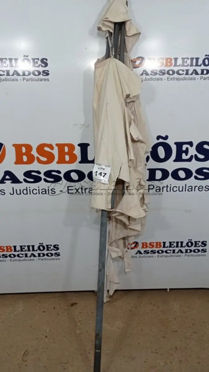 LOTE 147 - 01 UMBRELLA. (NO ESTADO EM QUE SE ENCONTRA. SUJEITO A AVARIAS OCULTAS/VISÍVEIS.) BH1583F