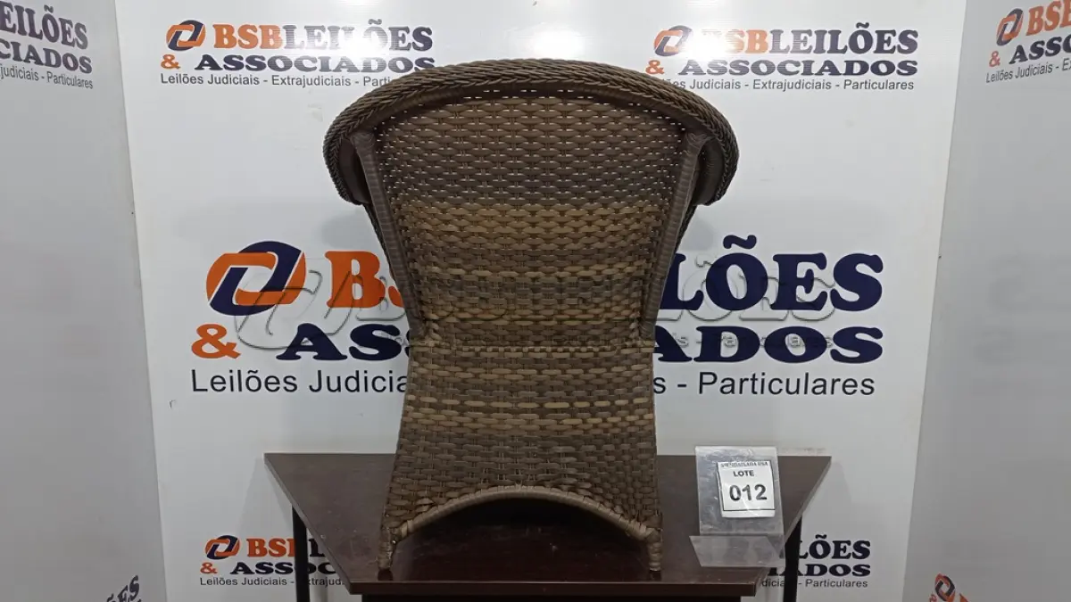 LOTE 012 - 01 CADEIRA DE JARDIM. (NO ESTADO EM QUE SE ENCONTRA. SUJEITO A AVARIAS OCULTAS/VISÍVEIS.) AV9405Y