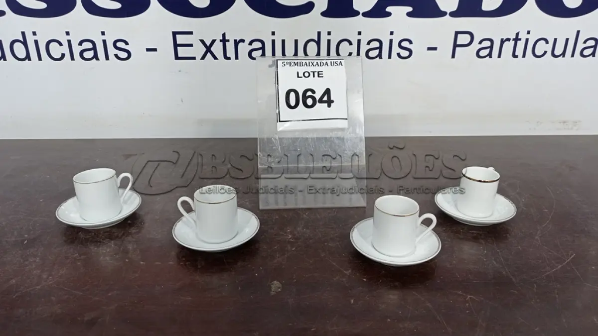 LOTE 064 - 04 XÍCARAS COM 04 PIRES. (NO ESTADO EM QUE SE ENCONTRA. SUJEITO A AVARIAS OCULTAS/VISÍVEIS.)