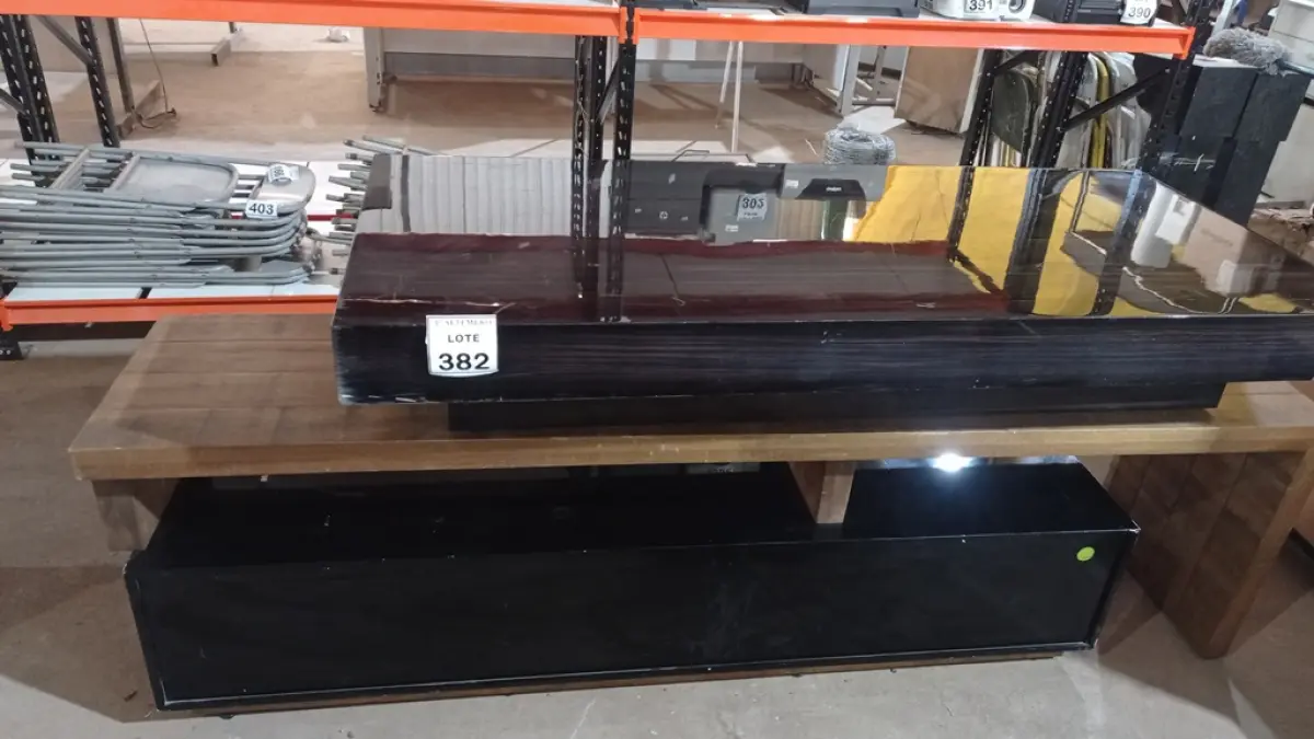 01 RACK DE MADEIRA COM 02 GAVETAS E 01 PORTA E 01 MESA DE CENTRO EM MADEIRA. (NO ESTADO) ATENÇÃO! FAZER A VISITAÇÃO ANTES DE ARREMATAR, NÃO SABEMOS SE FUNCIONA, LEILÃO NÃO TEM GARANTIA E NEM DEVOLUÇÃO, SUJEITO A POSSÍVEIS AVARIAS VISÍVEIS/OCULTAS E/OU AUSÊNCIA DE COMPONENTES.